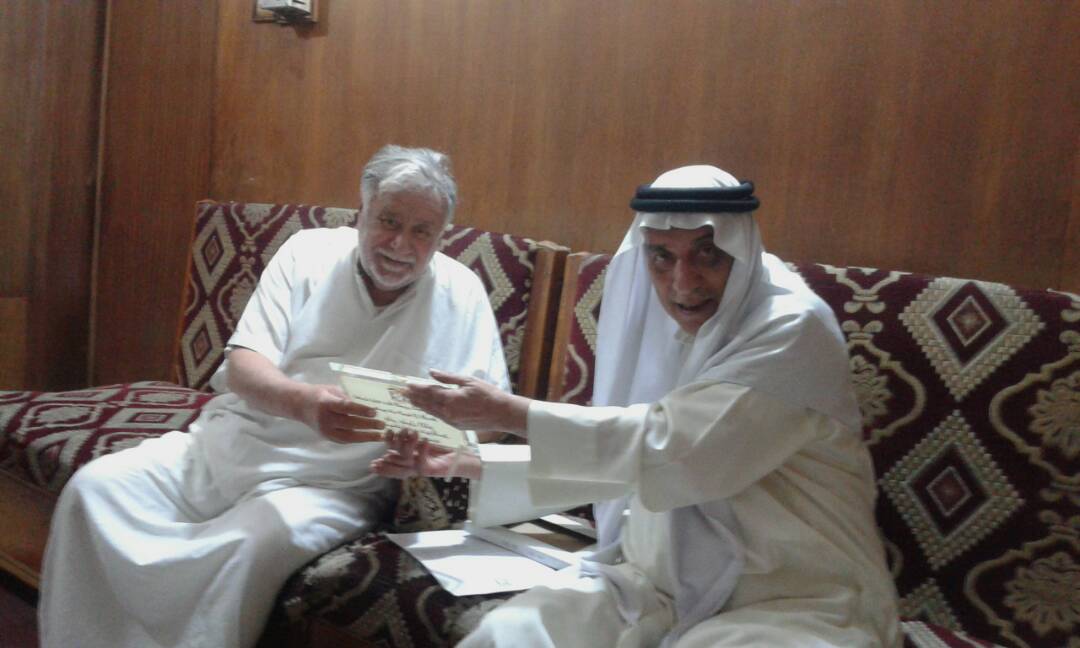 الأخ نصار الشيخ خزعل يقدم درع الحركة الى الاستاذ الكبير جابر جليل المانع