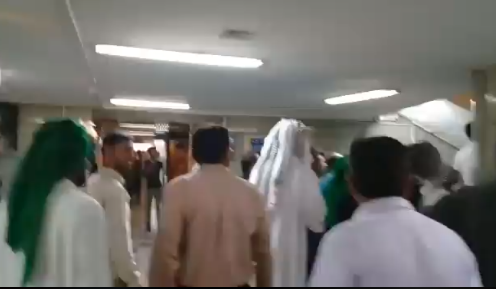 الفلاحين الأحوازيين يقتحمون احدى الدوائر العدو الايراني احتجاجا على تجفيف نهر كارون